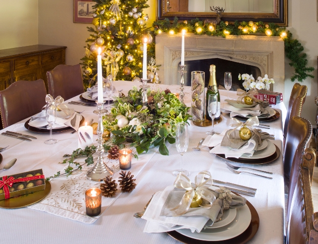 How to Create a Stunning Christmas Table Setting | Hilli