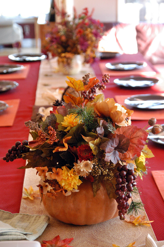 55 Beautiful Thanksgiving Table Decor Ideas - DigsDi