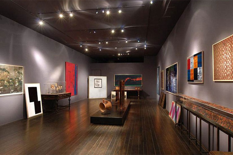 Christies - Art Galleries and Artists Studios Luxury Living .