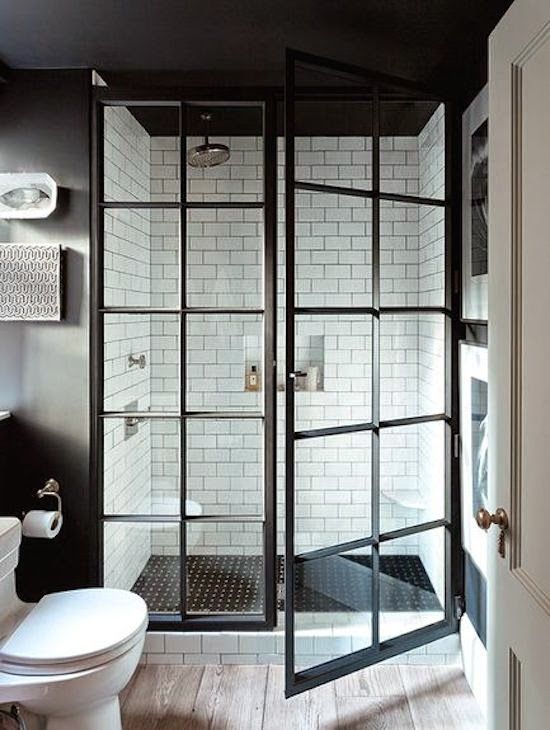 Une sympathique petite salle de bain black and white | Modern .