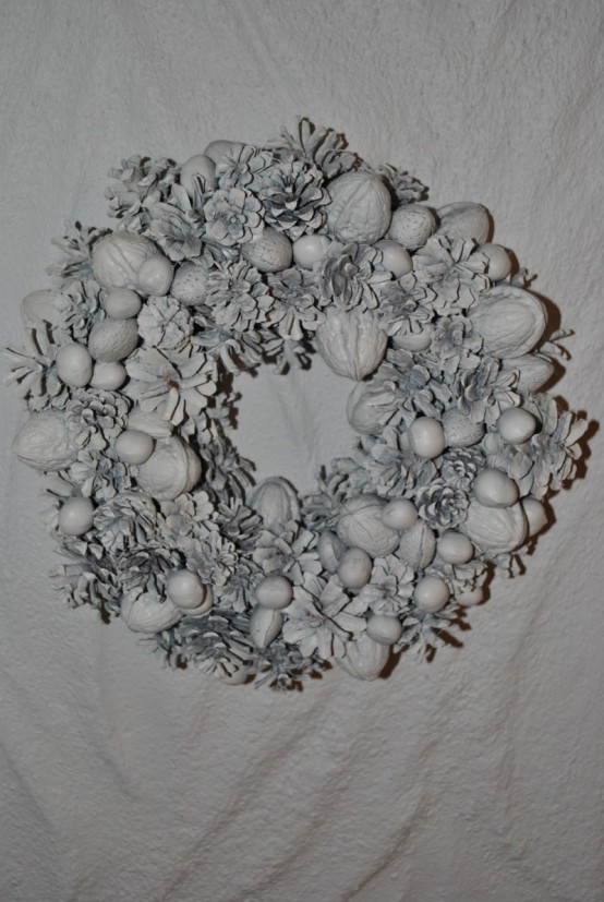Cool DIY Christmas Wreaths With Nordic Touch - DigsDi