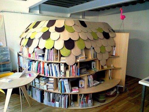 Look! Uroko House | Bookshelves in bedroom, Creative bookshelves .