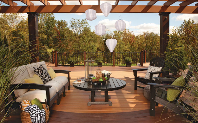 CHECK OUT THESE TIPS FOR CREATING A PARTY-PERFECT DECK - Upscale .