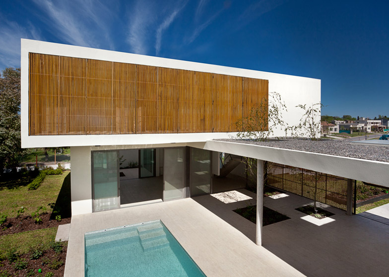 Timber screens shield VDV ARQ's Pedro House from excessive he