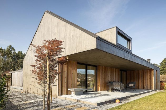 Opening the timber screens reveals a concrete House CG in Portug