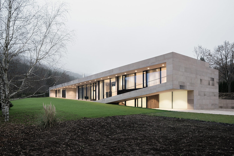 Slight Slope Long House / I/O Architects | ArchDai