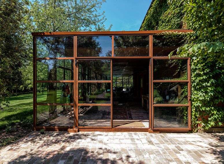 The glass volume is made of glass and corten, and such glazings .