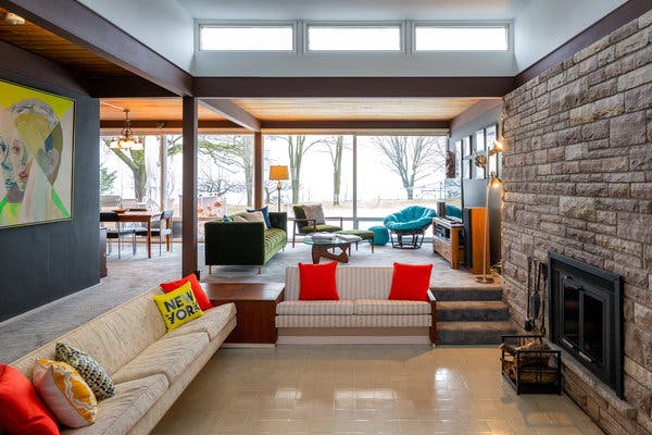 House Hunting in Toronto: An Original Midcentury-Modern for $1.6 .