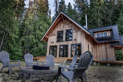 Incredible mountain side chalet, WiFi, hot tub, and views .