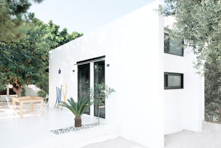 Minimalist All-White Vacation Home In Greece - DigsDi