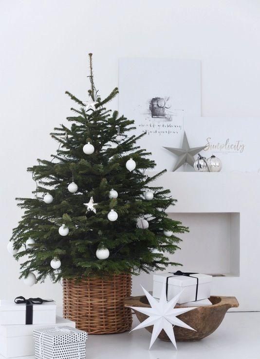 25 Cool Small Christmas Tree Decor Ideas | Small christmas trees .