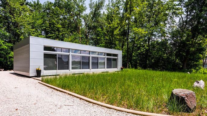 Modern and Minimalist MI Cottage Makes Lakefront Living Look .