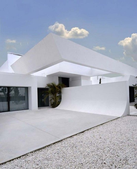 white house exterior 555x686 Modern and Luxury Minimalist White .