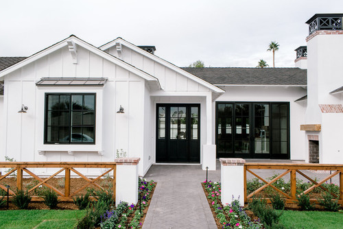Modern White Farmhouse in Arizona – Pickled Barr
