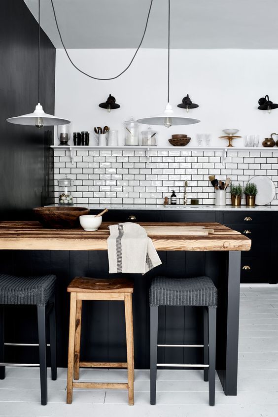 Monochrome industrial kitchen with metallic accents | Keuken .