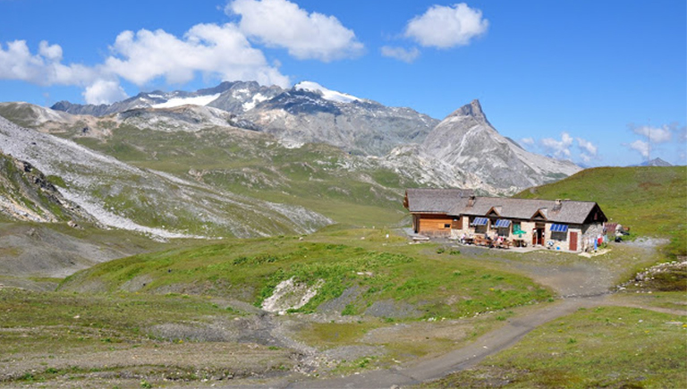 Energy storage in remote locations as in high-mountain shelte