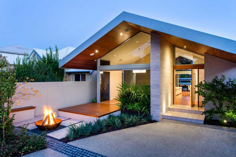 Salter Point House Features A Luxury Renovati