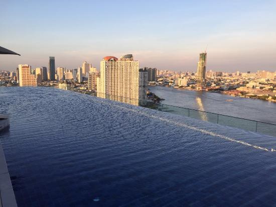 rooftop infinity pool - Picture of Avani+ Riverside Bangkok Hotel .