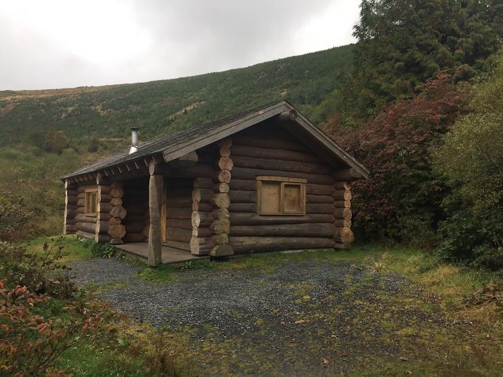 Rustic log cabin in the Dyfi Forest, Wales - Img