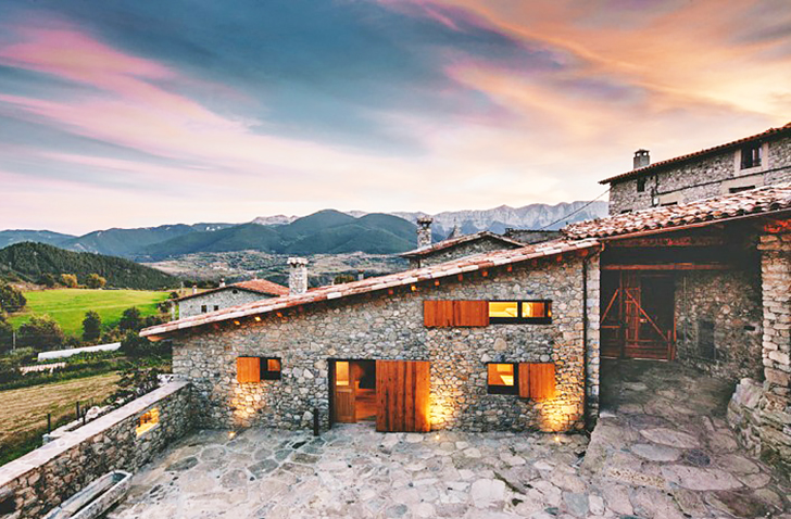 Dom Arquitectura Revives a Crumbling Farm House as a Stunning .