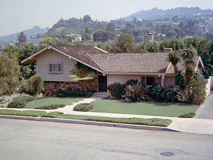 What's a Split-Level House? A Home for the 'Brady Bunch' and More .