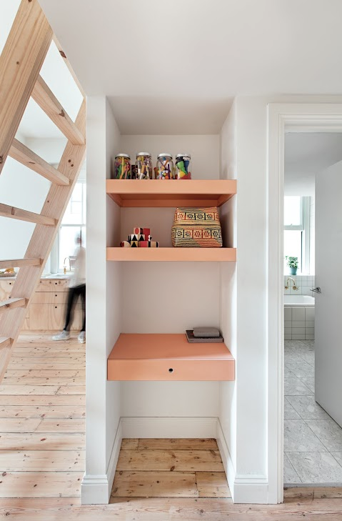 Tiny Apartment Renovation On A Modest Budget | Soveværelse møbler .