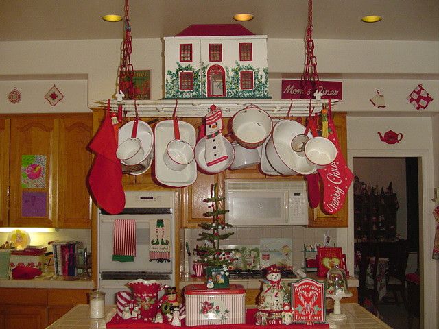 Vintage Red and White Kitchen | Christmas kitchen decor, Vintage .