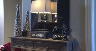 Welcoming And Cozy Christmas Entryway Decor Ideas | Christmas .