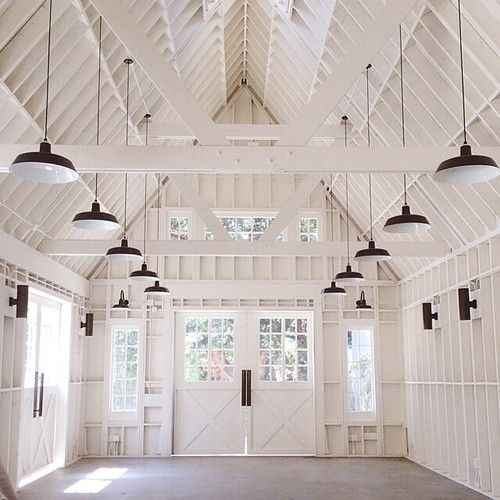 Amazing barn/home interior in all-white - great space! | Barn .