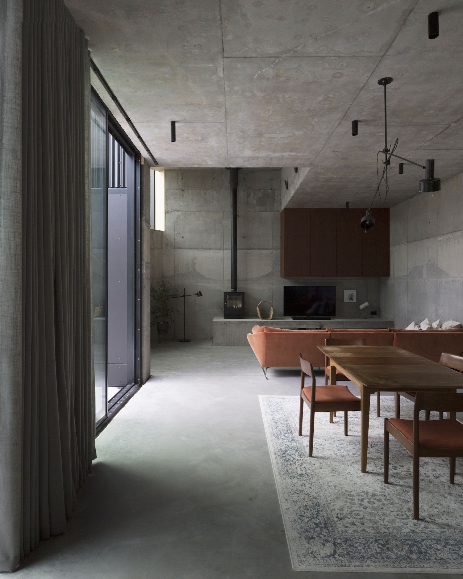 Concrete Villa Industrial Interior “Striking Design in a Modern Industrial Villa Space”