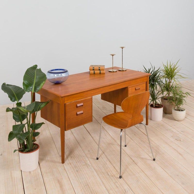 Elegant Listy Desk Stylish and Sophisticated Desk for Your Workspace