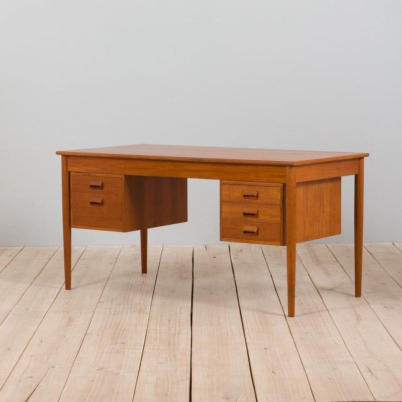 Elegant Listy Desk The Timeless Beauty of a Stylish Writing Table