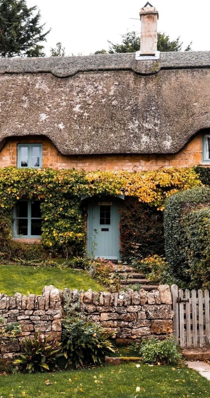 Historical English Cottage Exploring the charming rustic homes of medieval England