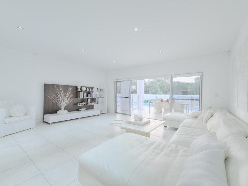 Home With Lots Of White Bright and Airy Living Space: Embracing White Walls and Decor