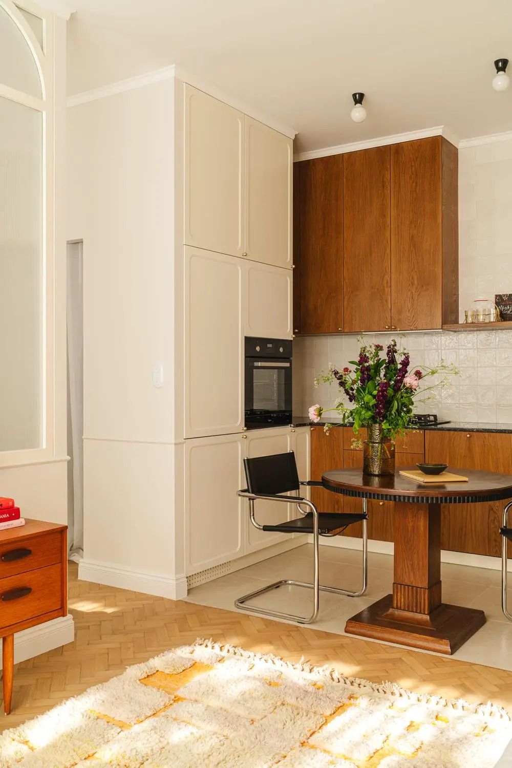 Mid Century Apartment Timeless Living: Embracing Retro Elegance in Your Urban Home