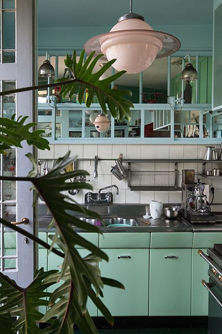 Modern Turquoise Kitchen Design Stunning Turquoise Accents for a Contemporary Kitchen