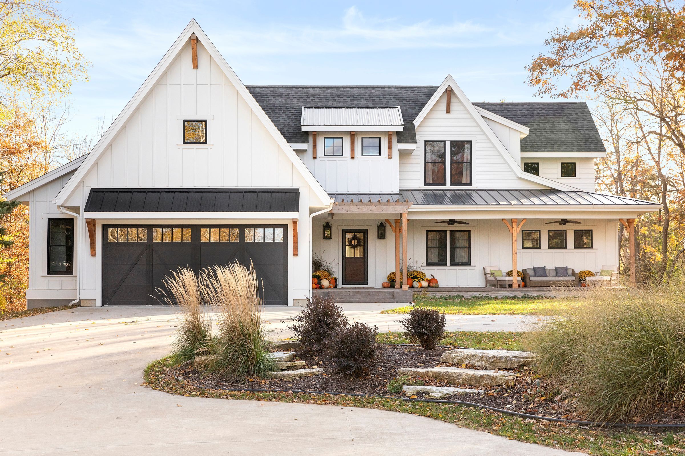 Modern White Farmhouse Trendy and Chic Farmhouse Style with a Crisp White Touch in Home Design