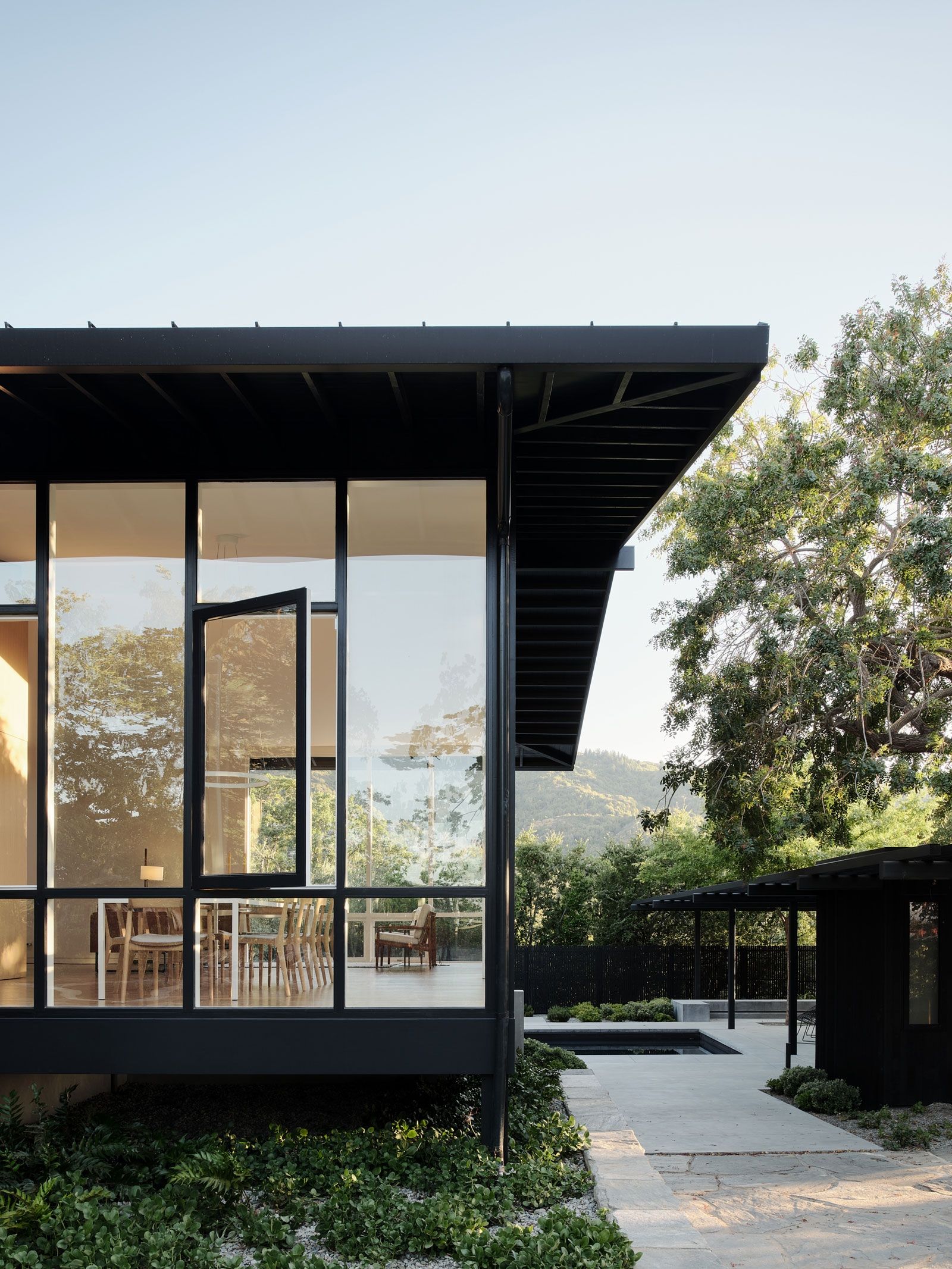 Modernist Home Opened Outdoors Innovative Design Blurs Boundaries Between Indoor and Outdoor Living