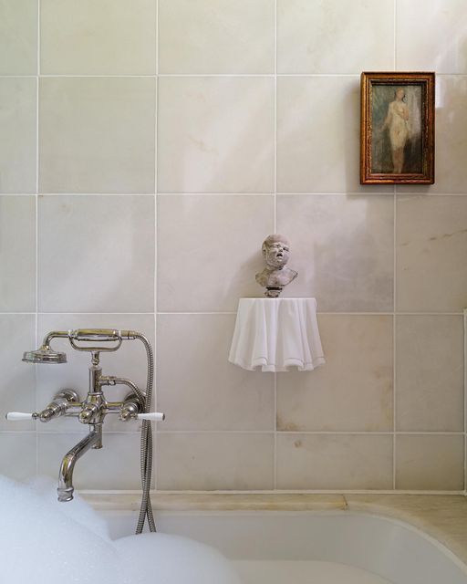 Vintage And Sculptural Bathroom Design Get Inspired by a Unique Bathroom Design with Timeless Charm and Artistic Elements