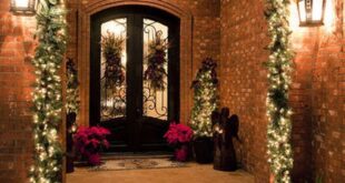 Welcoming And Cozy Christmas Entryway