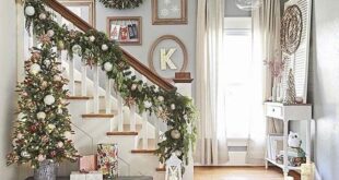 Welcoming And Cozy Christmas Entryway