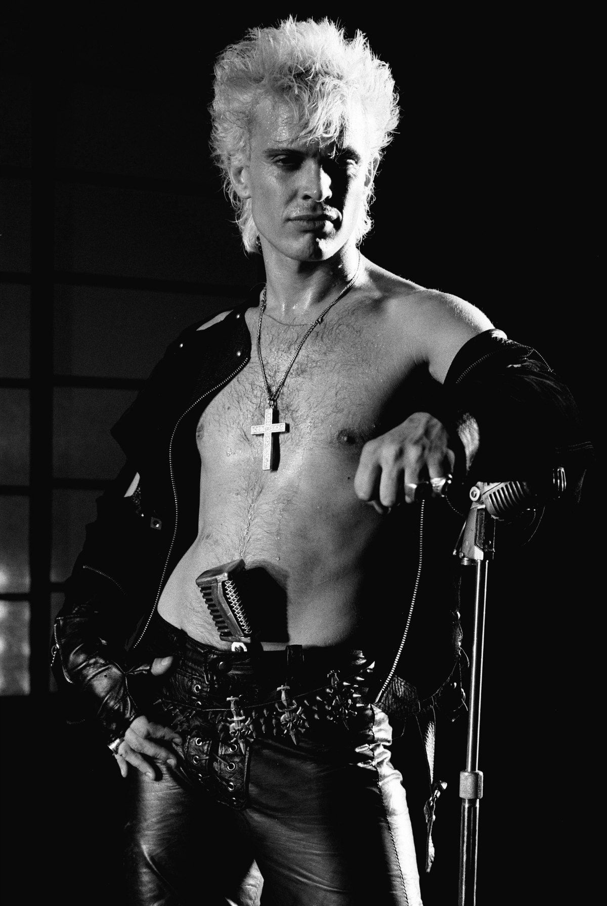 Billy Idol Charismatic Stage Presence and Iconic Style