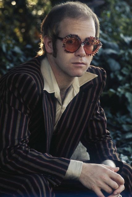 Elton John Charismatic Performer and Style Icon