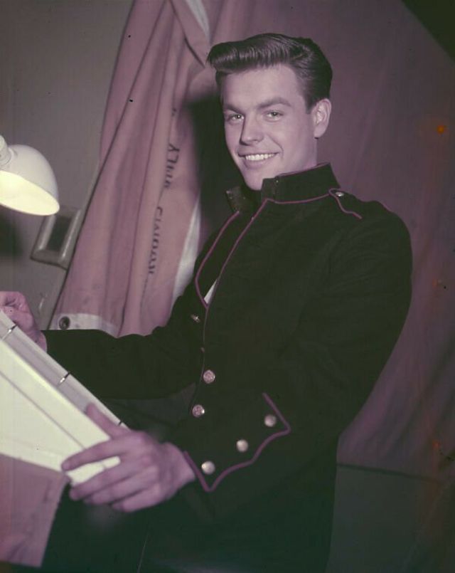 Robert Wagner Charismatic And Talented: The Characteristics Of A Hollywood Legend