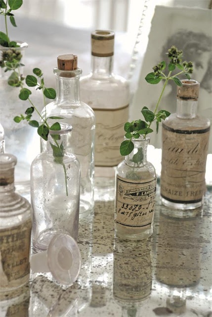 5 Cool Ideas And 25 Examples Of Using Vintage Bottles In Decor .