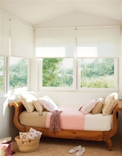 35 Beautiful And Cozy Nooks By The Window - DigsDi