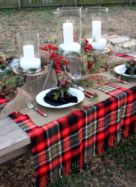 18 Beautiful Outdoor Christmas Table Settings - DigsDi