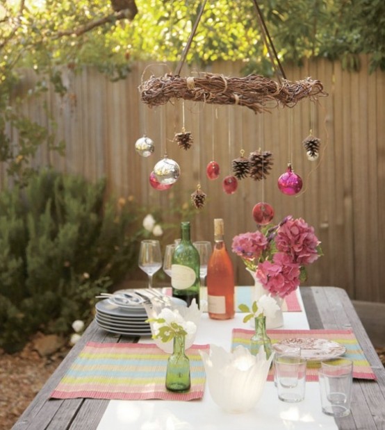 18 Beautiful Outdoor Christmas Table Settings - DigsDi