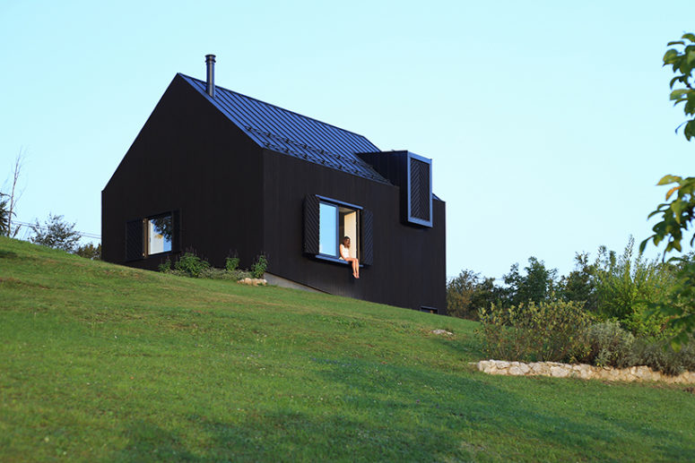 Svart hus i trä med modern interiör - DigsDi