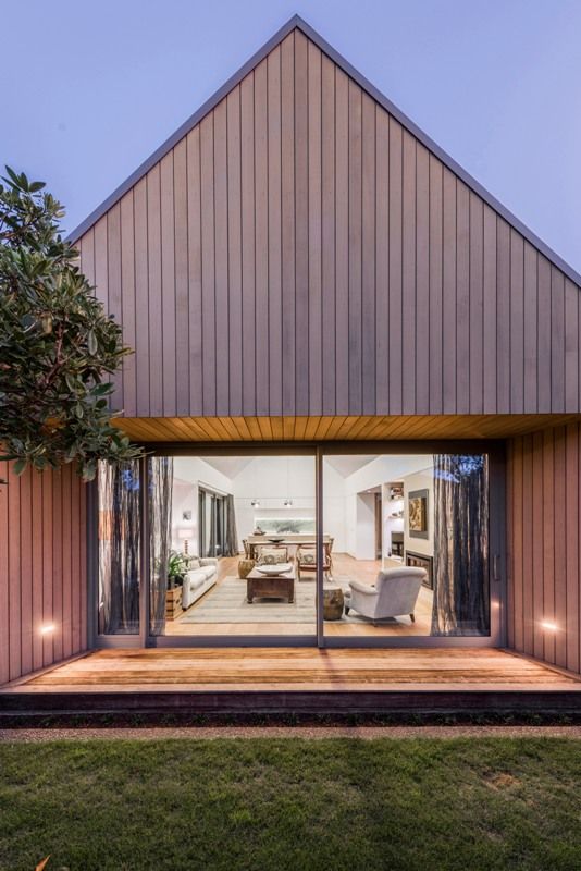 Modern Cedar-Clad House Divided By Courtyards | House exterior .
